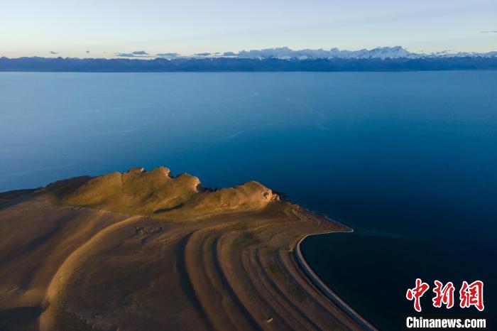 圖為著名的西藏“天湖”納木錯風光，遠處為念青唐古拉雪山?！〗w波 攝