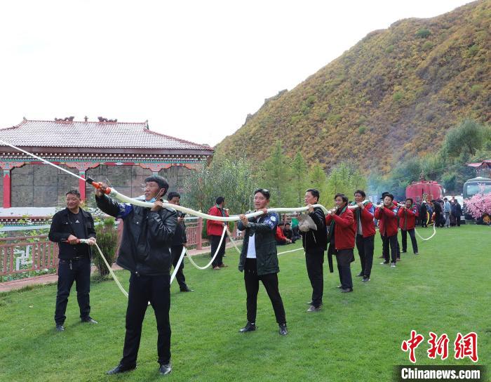 圖為護林員體驗架設(shè)水泵。　昌都市森林消防支隊 供圖