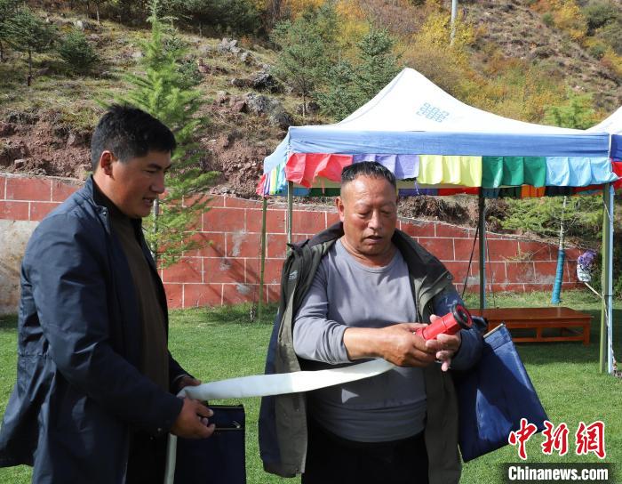 圖為護林員操作體驗滅火裝備?！〔际猩窒乐ш?供圖