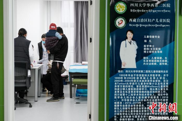 圖為四川大學華西第二醫院專家接診?！〗w波 攝