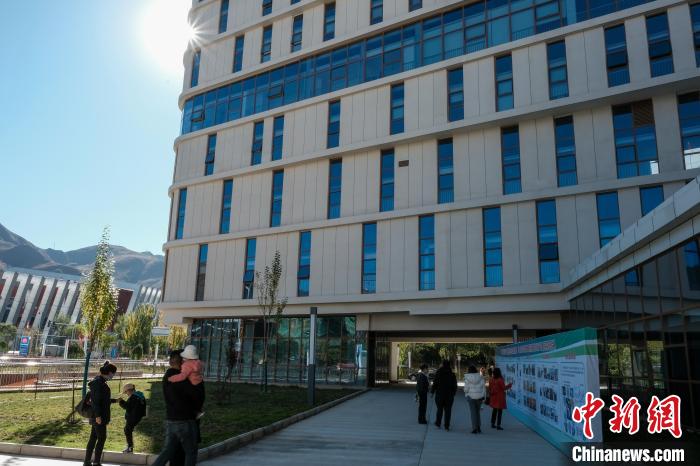因疫情防控需要，此次義診活動進行了人數限定。圖為西藏民眾帶著孩子到醫院就診。　江飛波 攝