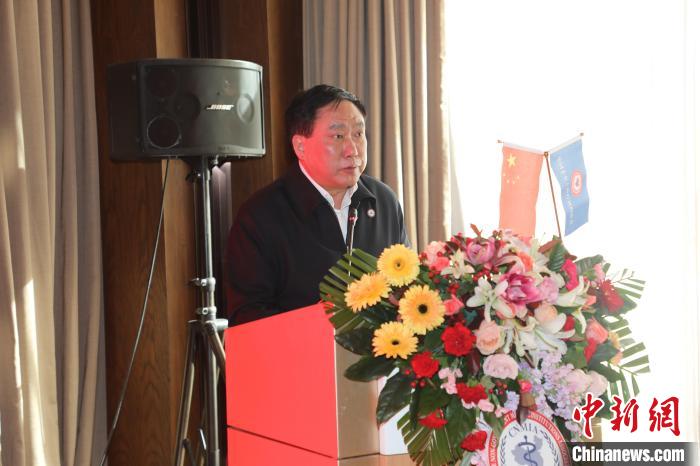 圖為中國非公立醫療機構協會常務副會長兼秘書長郝德明致辭?！№n相澤 攝