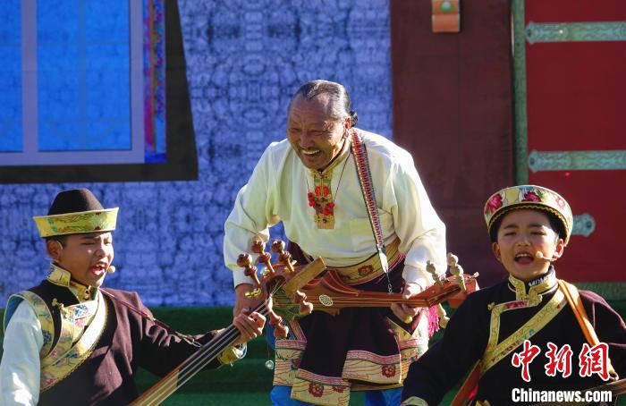 圖為2022工布新年暨響箭文化旅游系列活動(dòng)開(kāi)幕式上的文藝表演。　冉文娟　攝