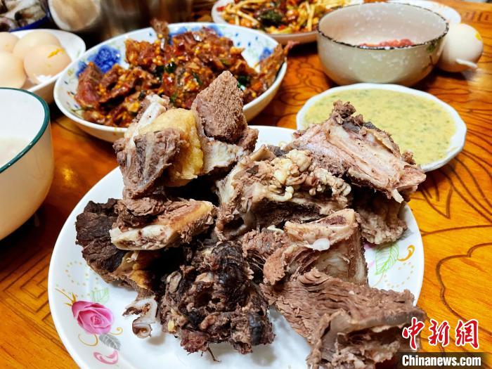 圖為除夕之夜的大餐?！∪轿木?攝