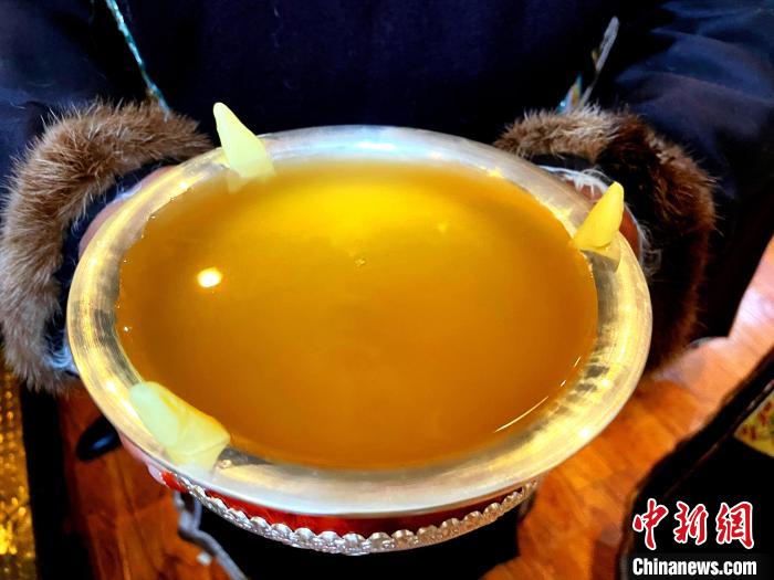 圖為青稞酒?！∪轿木?攝