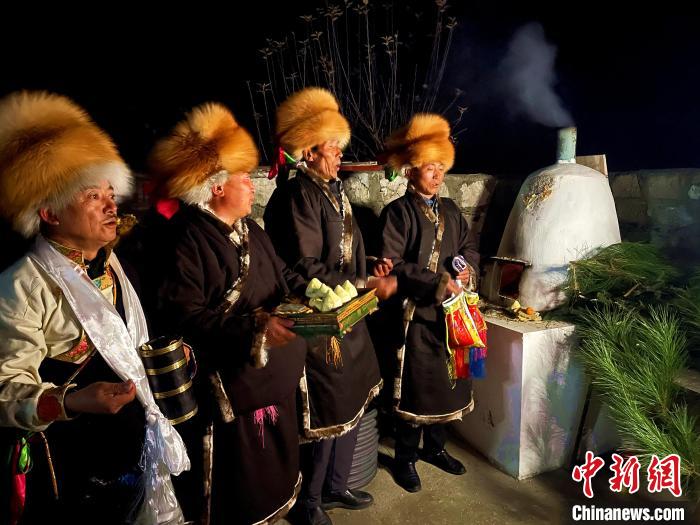 圖為除夕之夜進行的驅鬼儀式?！∪轿木?攝