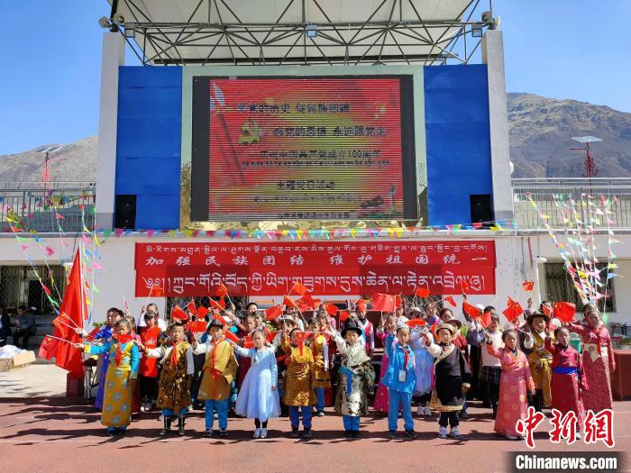 圖為加查縣安繞鎮小學各民族代表學生齊唱紅歌。　安繞鎮小學供圖