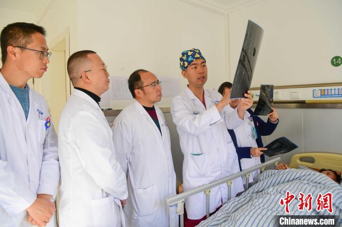 圖為醫療援藏專家何蔚(站右二)與馮敬云(左二)、廖濤(左三)等人討論患者病情。(資料圖) 貢嘎來松 攝
