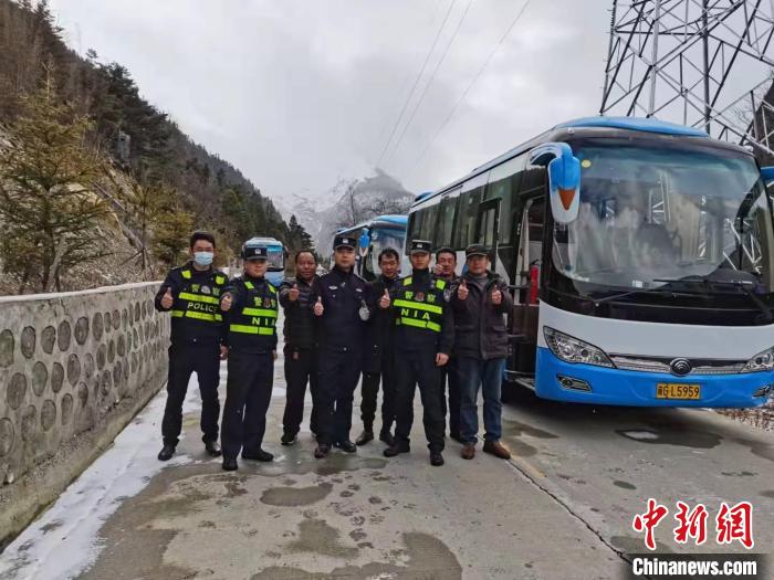 救援成功后,司機(jī)們與邊境派出所民警合影。 李建峰 攝