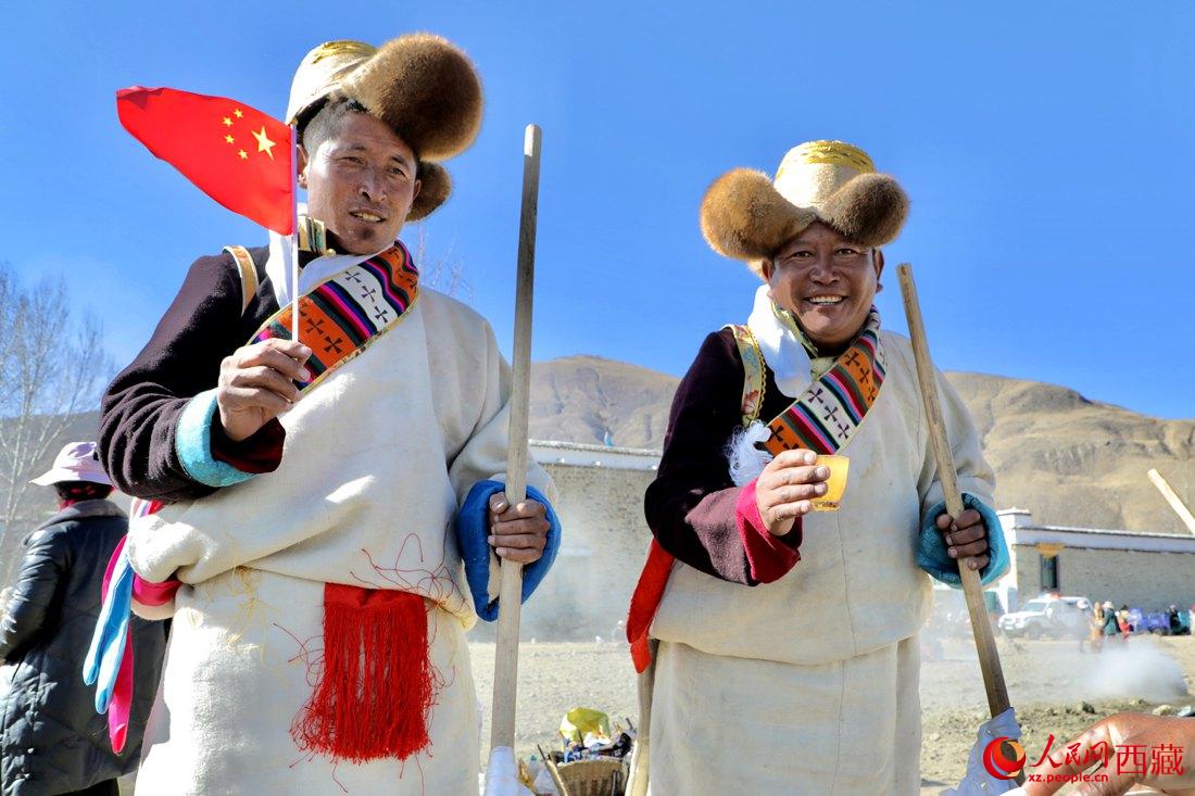 互敬青稞酒，祈福一年的豐收。人民網 次仁羅布攝