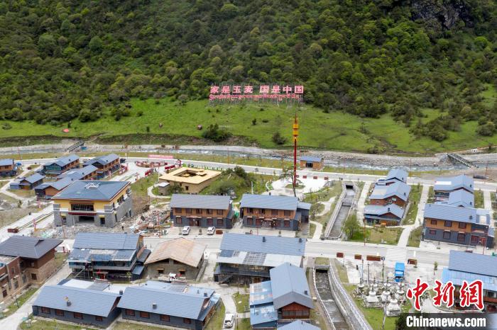 “家是玉麥 國是中國”的大字豎立在玉麥鄉旁的山腳上。　楊華峰 攝