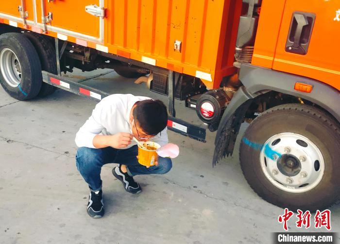 由于沿路疫情原因，閆光宇和朋友只能在服務區簡餐。　鄭朋 攝