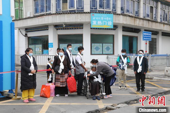 西藏第二人民醫院首批11名患者轉陰出院