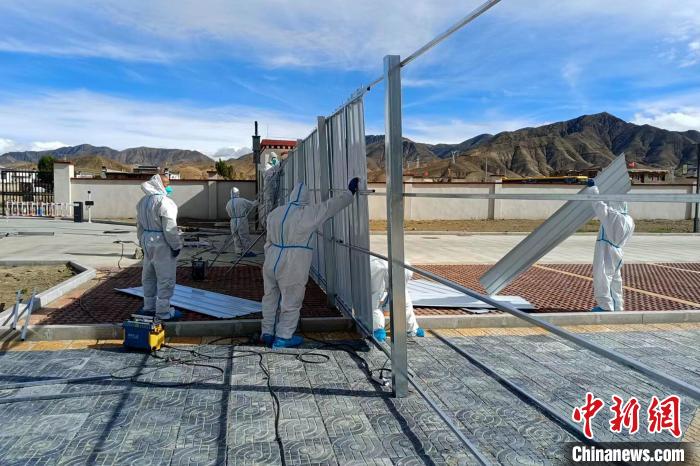 西藏金塔建設集團有限公司職工支援日喀則方艙建設。　受訪者供圖