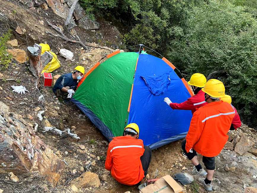 9月15日,電力施工人員正在施工點附近搭建暫居帳篷。白瑪多吉攝