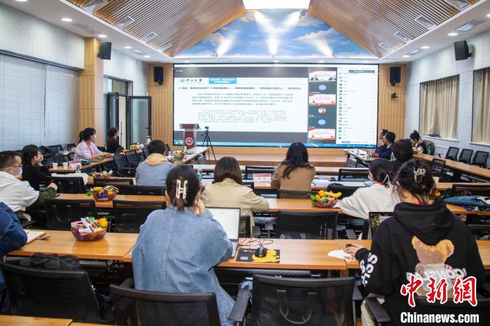 圖為論壇會議現(xiàn)場?！⊥瑬|放 攝