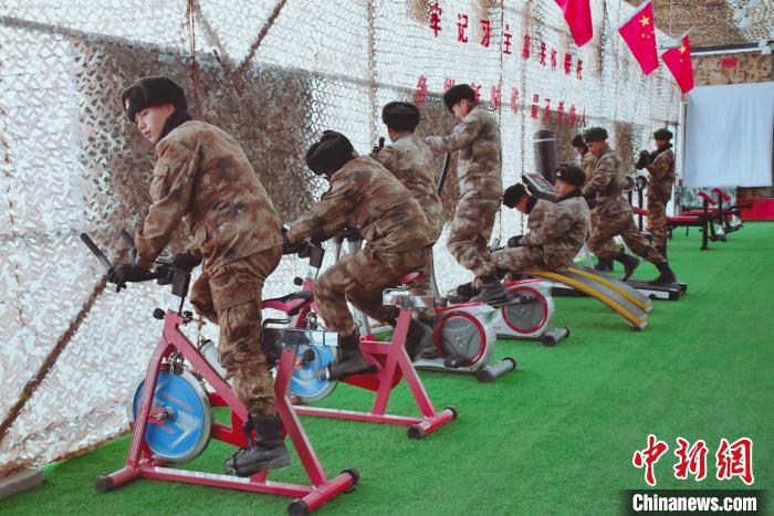 圖為阿里軍分區(qū)某邊防團(tuán)官兵在陽(yáng)光房里鍛煉。　劉曉東 攝