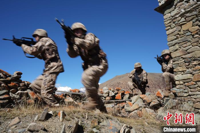 官兵正在進行戰術綜合訓練。　西藏山南軍分區某團供圖