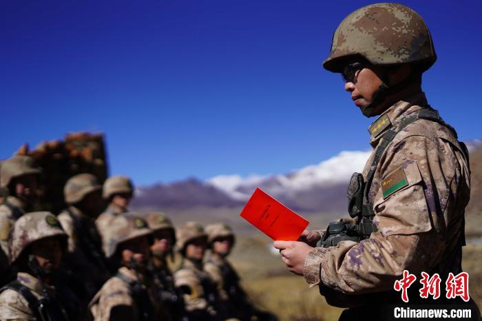 訓練間隙，楊磊正在為官兵作宣講。　西藏山南軍分區某團供圖