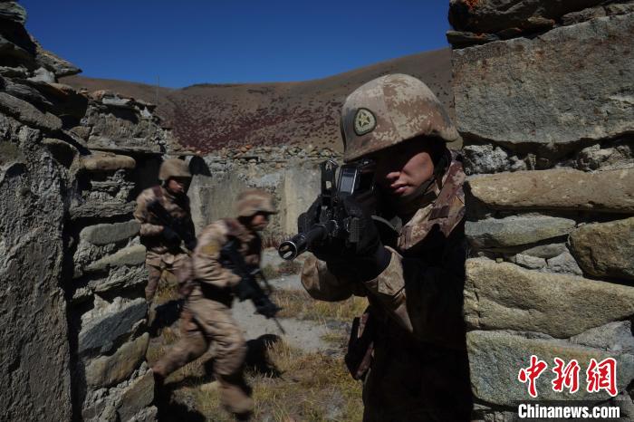 官兵正在進行戰術綜合訓練。　西藏山南軍分區某團供圖