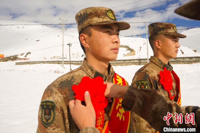 退伍老兵合照留念?！∥鞑厣侥宪姺謪^某團供圖