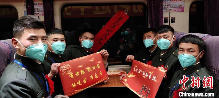 退伍老兵在退伍專列上合影留念。　西藏山南軍分區某團供圖