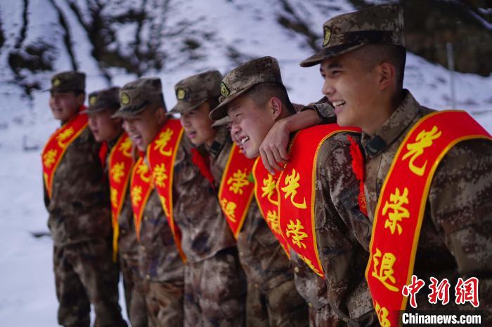 退伍老兵合照留念?！∥鞑厣侥宪姺謪^某團供圖