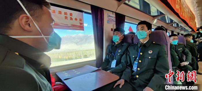 退伍老兵乘坐在退伍專列?！∥鞑厣侥宪姺謪^某團供圖