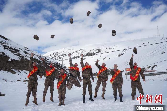 退伍老兵飛帽留念。　西藏山南軍分區某團供圖