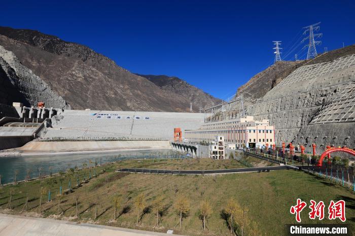 圖為金沙江上游蘇洼龍水電站?！⊥趵?攝