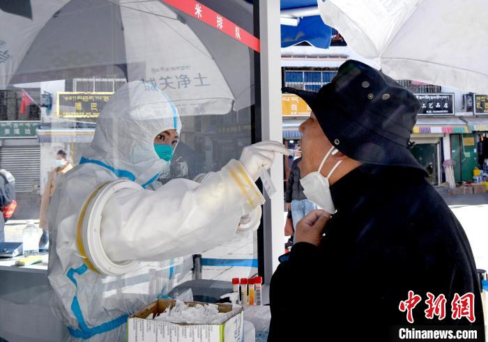 12月7日，拉薩市民正在進行核酸檢測?！±盍?攝