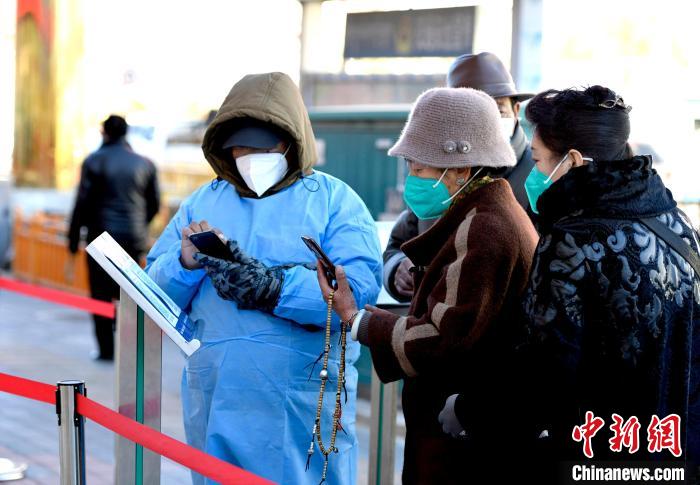 12月7日，拉薩市民掃碼進入銀行辦理業務?！±盍?攝