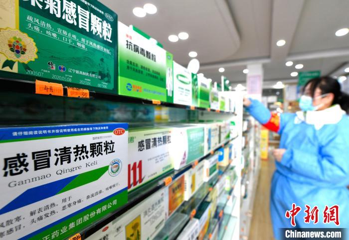 12月7日，拉薩宇拓路一藥店工作人員正在整理店內的感冒類藥品?！±盍?攝