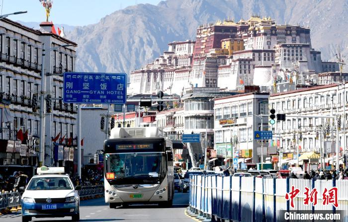 12月7日，一輛公交車從拉薩市城關區北京東路駛過?！±盍?攝