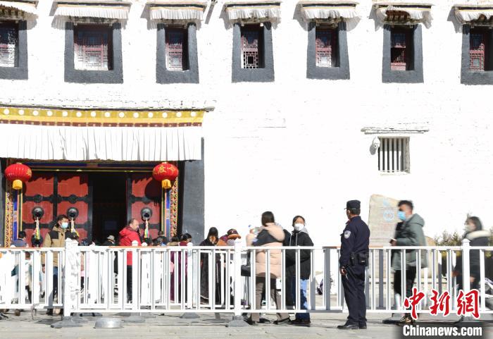 圖為1月23日，布達拉宮廣場派出所民警正在引導游客。　貢嘎來松 攝