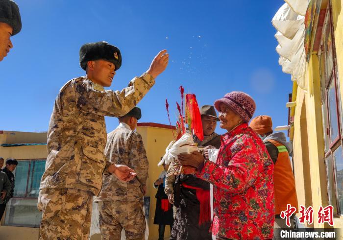 西藏阿里軍分區慰問駐地群眾共迎藏歷新年