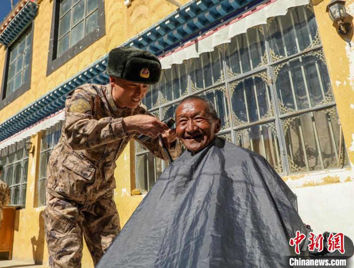 圖為阿里軍分區某邊防團官兵為駐地群眾理發迎藏歷新年。　旦增倫珠 攝