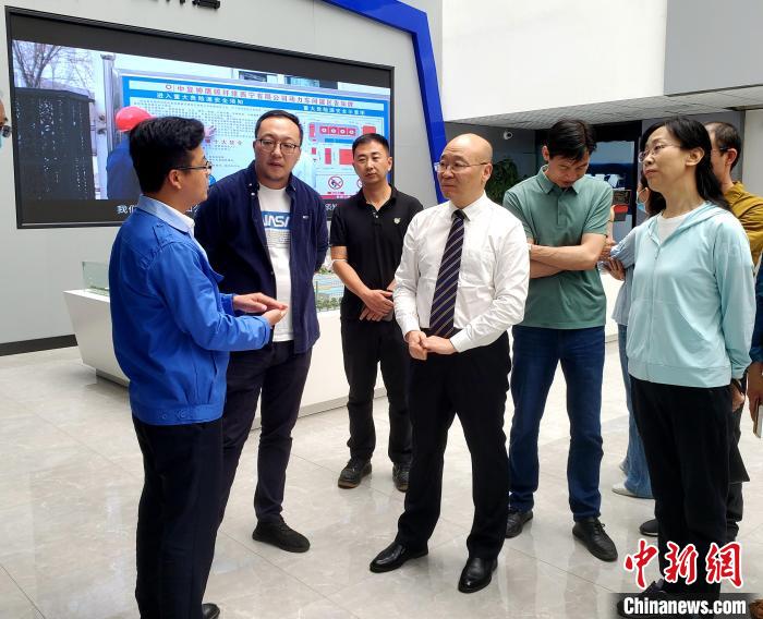 圖為全國政協委員、農工黨青海省委主委王昆(中)在企業調研?！」鶟M福 供圖