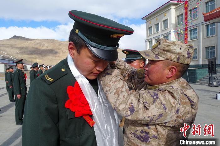 卸下軍銜等標(biāo)識。　劉俊輝 攝
