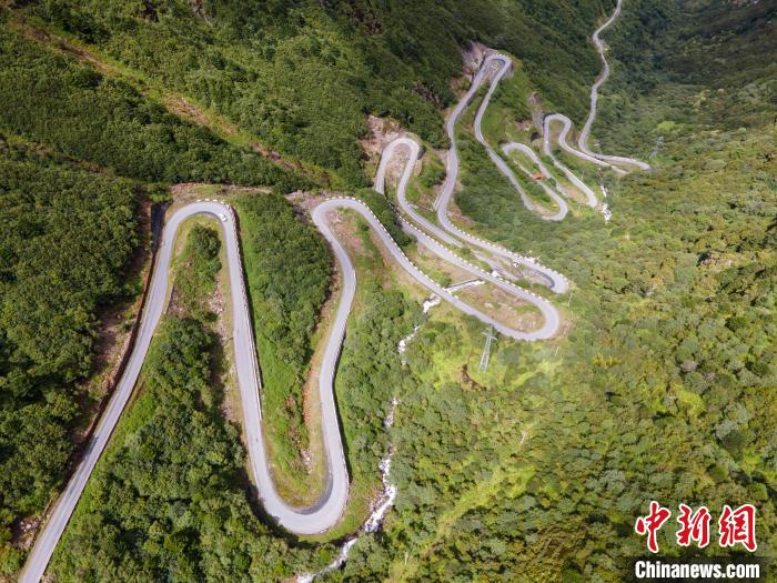 圖為西藏山南錯那縣的盤山公路,錯那縣被命名為全國“四好農村路”示范縣。 江飛波 攝