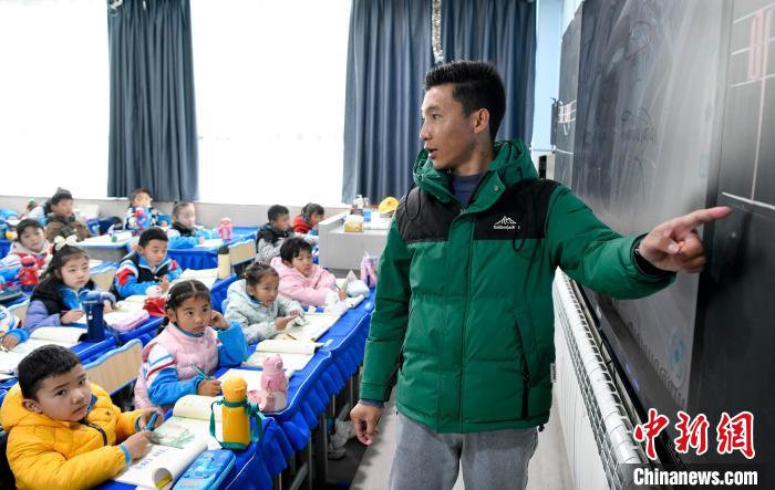 3月14日，西藏拉薩市第一小學藏語文老師拉巴次仁在課堂上?！±盍?攝
