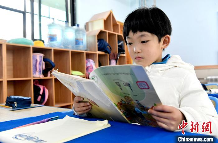 3月14日，西藏拉薩市第一小學一年級六班學生丁增樂吉在閱讀藏語課本?！±盍?攝