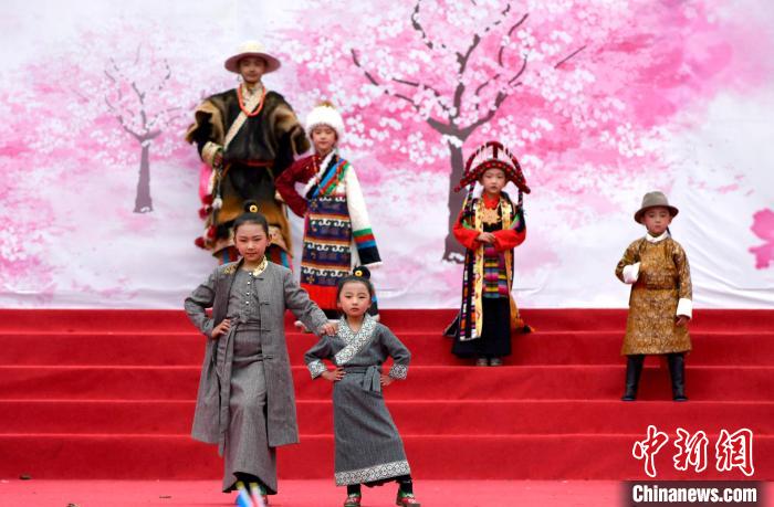 3月28日，西藏林芝第二十屆桃花旅游文化節開幕式上的文藝表演?！±盍?攝