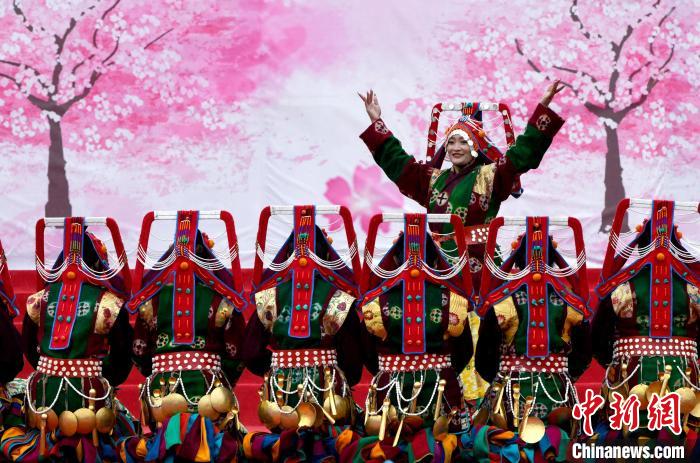 3月28日，西藏林芝第二十屆桃花旅游文化節開幕式上的文藝表演。　李林 攝