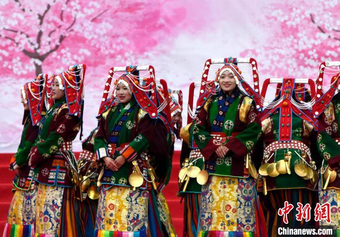 3月28日，西藏林芝第二十屆桃花旅游文化節開幕式上的文藝表演。　李林 攝