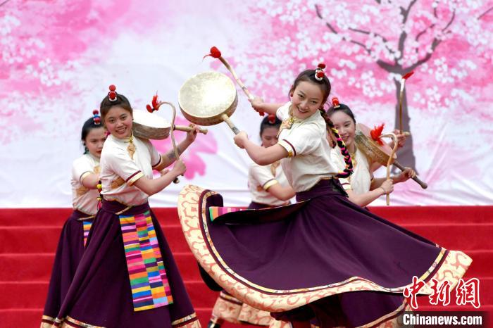 3月28日，西藏林芝第二十屆桃花旅游文化節開幕式上的文藝表演?！±盍?攝