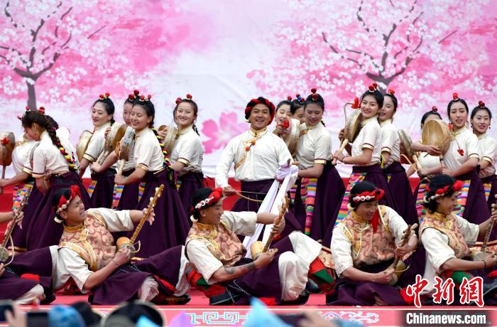 3月28日，西藏林芝第二十屆桃花旅游文化節開幕式上的文藝表演?！±盍?攝