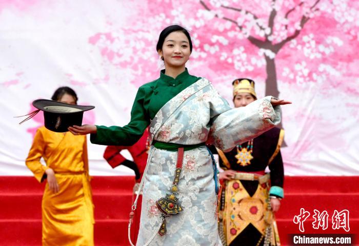 3月28日，西藏林芝第二十屆桃花旅游文化節開幕式上的文藝表演?！±盍?攝