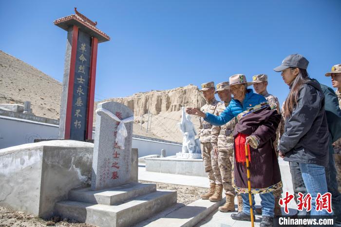 圖為在西藏阿里地區札達縣烈士陵園,82歲的次仁南杰老人為軍民代表講述新舊西藏的變化。 劉曉東 攝