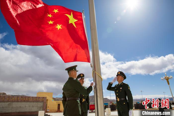 圖為在西藏阿里地區札達縣,軍民共同舉行升國旗儀式,慶祝西藏百萬農奴解放紀念日。 劉曉東 攝